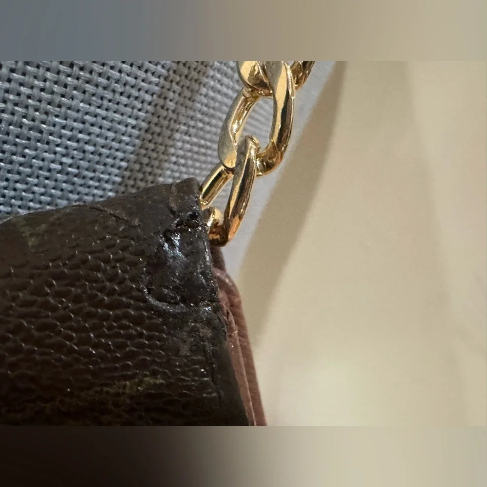 LOUIS VUITTON
Sarah leather wallet w/unbranded chain - Picture 4 of 12